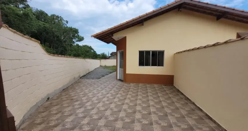 Casa com 2 quartos e espaço para piscina em itanhaém - r$ 230.000,00.