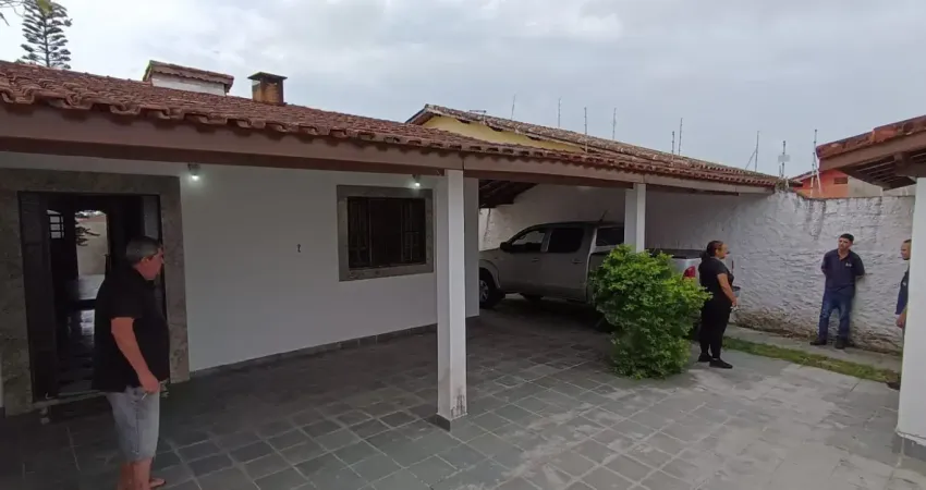 Casa com 2 quartos, espaço para piscina e jardim em itanhaém.