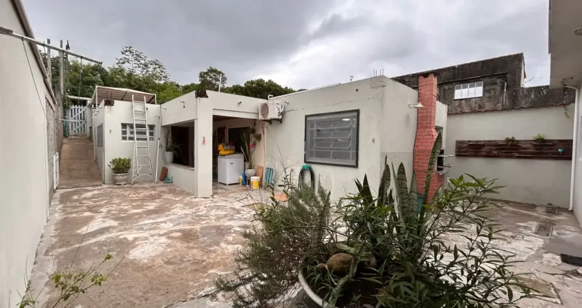 Casa com 2 quartos, churrasqueira e espaço para piscina em peruíbe.