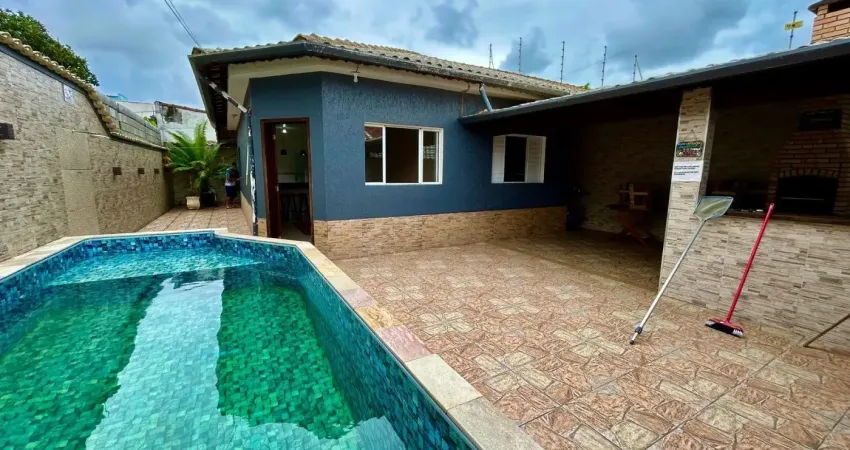 Casa na praia com piscina, 2 quartos e área gourmet em itanhaém.