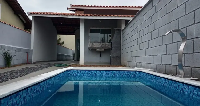 Casa com piscina, 2 quartos e churrasqueira em itanhaém - r$ 350.000,00.