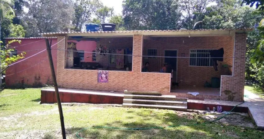 Chácara com 4 quartos, piscina e árvores frutíferas em itanhaém.