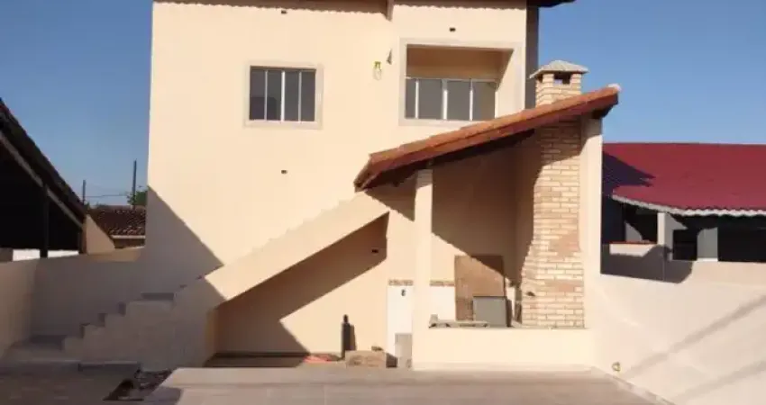 Casa sobreposta com 2 quartos, piscina e churrasqueira em itanhaém.