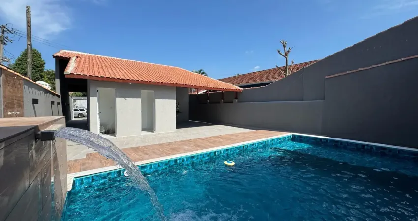 Casa na praia com 2 quartos, piscina e área gourmet em itanhaém.