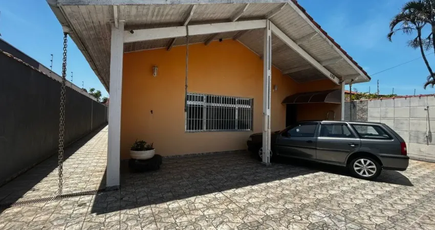 Casa com 6 quartos, espaço para piscina e área gourmet em itanhaém.