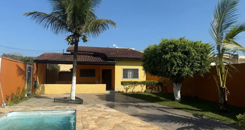 Casa na praia com piscina, 2 quartos e jardim em itanhaém - r$ 450.000,00.