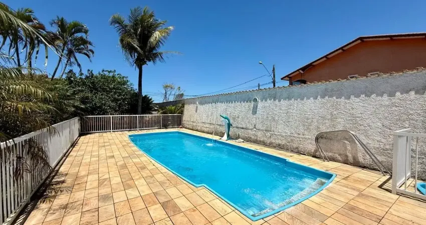 Casa com piscina, 2 quartos, churrasqueira e jardim em itanhaém.