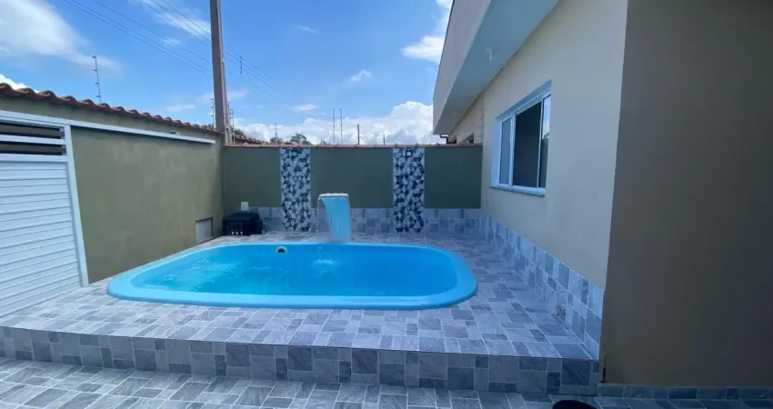 Casa na praia com piscina, 2 quartos e área gourmet em itanhaém.
