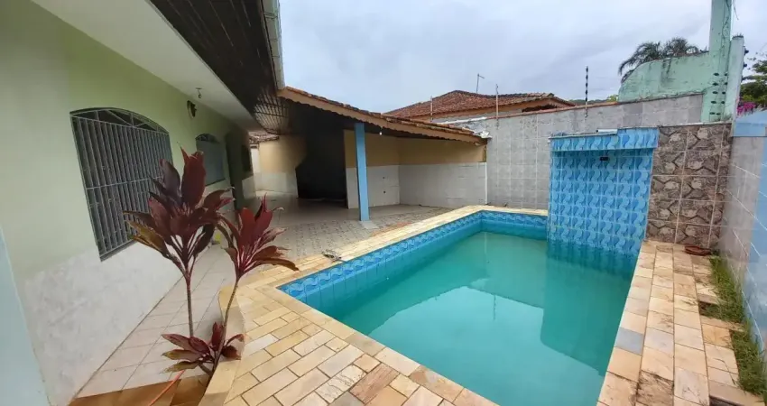 Casa na praia com 3 quartos, piscina e churrasqueira em itanhaém.