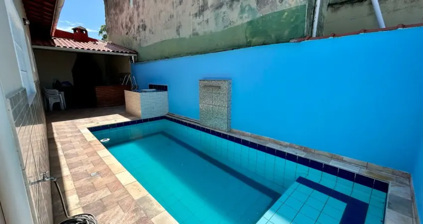 Casa com piscina, 3 quartos e área gourmet em itanhaém - r$ 480.000,00.