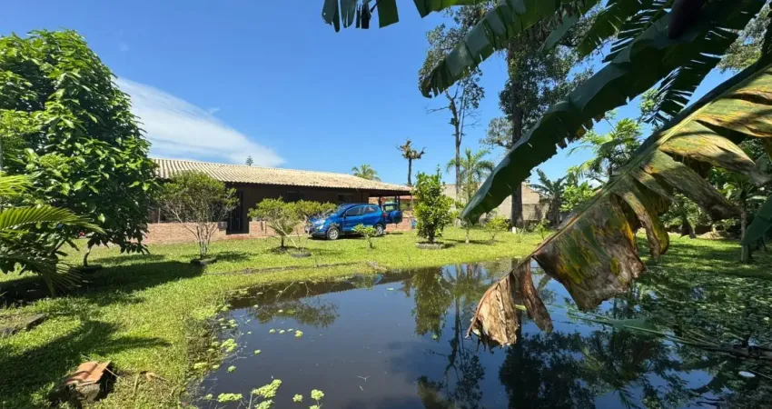 Chácara com 3 quartos, área gourmet com churrasqueira e lago em peruíbe.