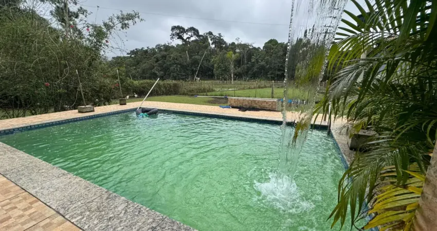 Chácara com 3 quartos, piscina e árvores frutíferas em peruíbe.