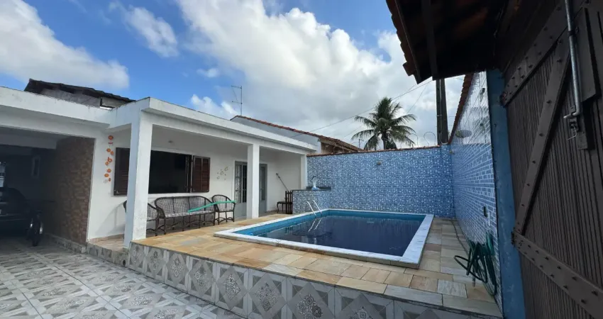 Casa na praia com 2 quartos, piscina e área gourmet com churrasqueira em peruíbe.