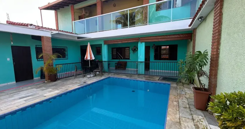 Casa à 100m do mar com 4 quartos, piscina e churrasqueira em itanhaém.