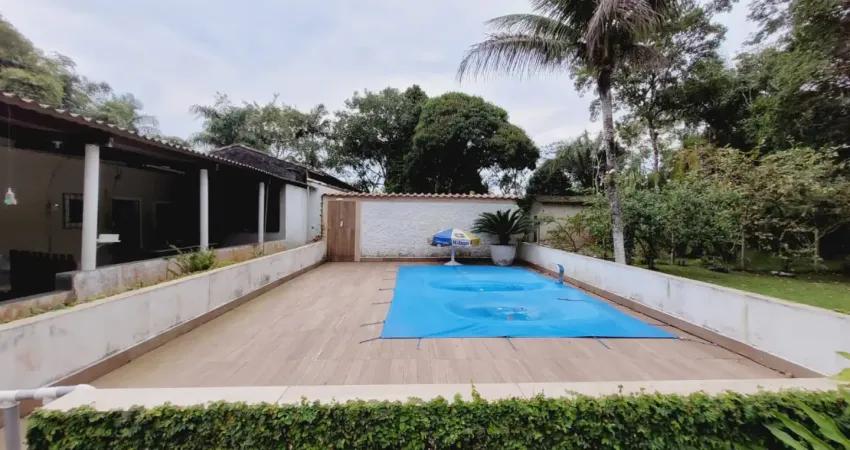 Chácara com piscina, 2 quartos e área gourmet com churrasqueira em peruíbe.