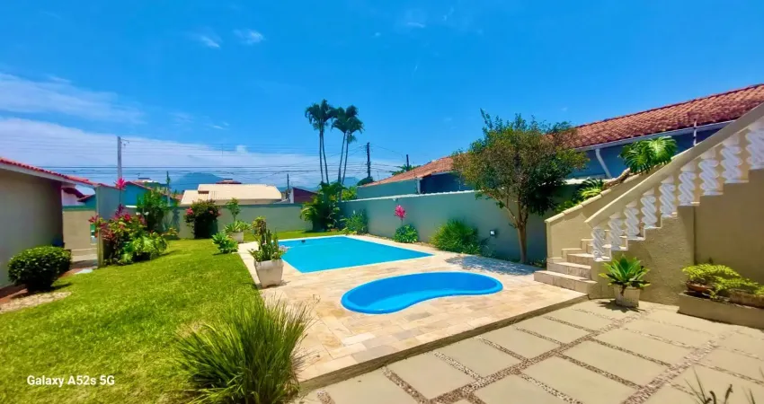 Casa na praia com piscina e 4 quartos em peruíbe - r$ 970.000,00.
