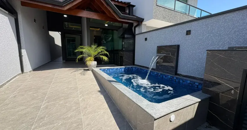 Casa com 2 quartos, piscina e área gourmet em peruíbe - r$ 400.000,00.