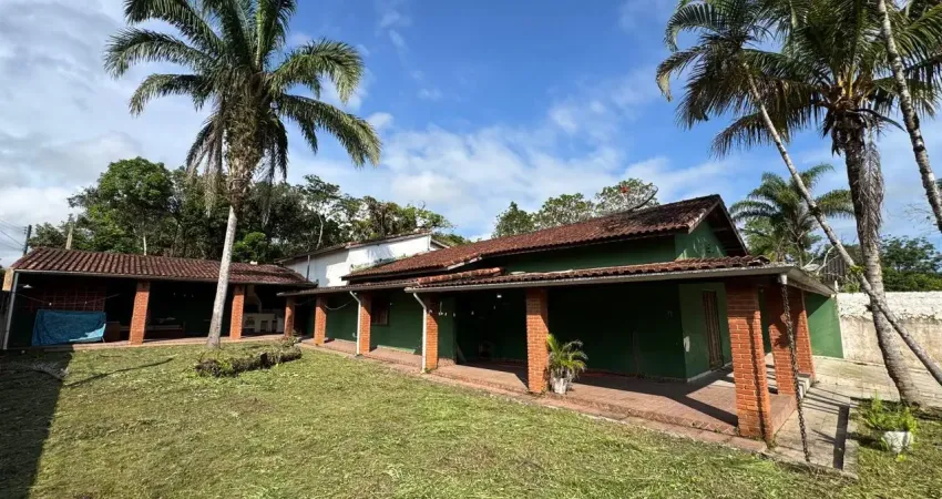 Chácara com 5 quartos, churrasqueira e espaço para piscina em itanhaém.