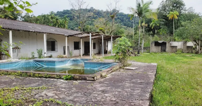 Chácara com 4 quartos, piscina e lago em peruíbe - r$ 220.000,00.