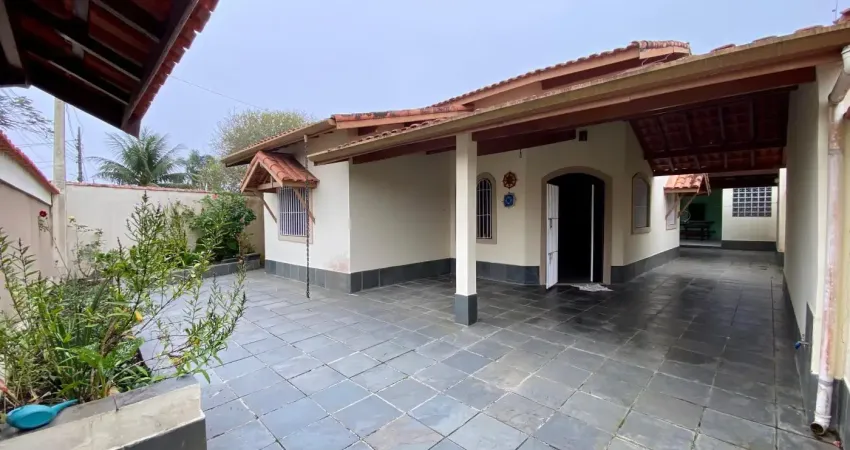 Casa com 3 quartos, área gourmet e espaço para piscina em itanhaém.