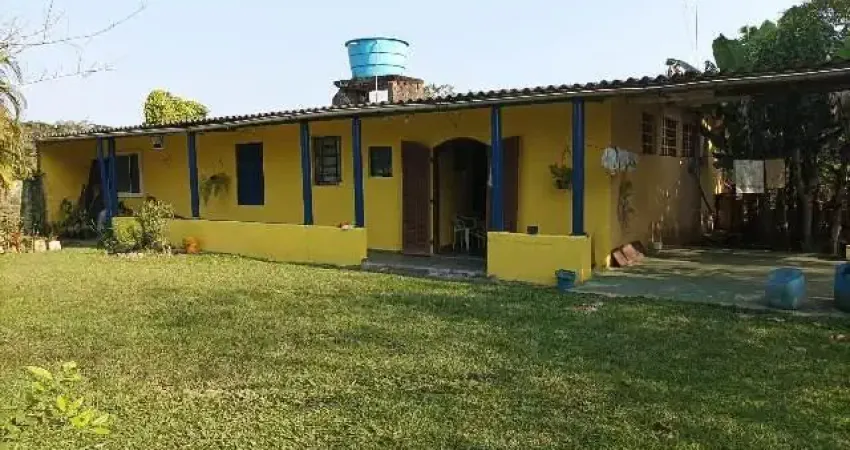 Chácara com 3 quartos, churrasqueira e espaço para piscina em itanhaém.