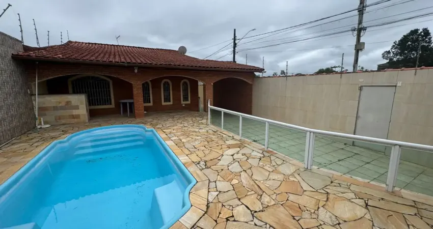 Casa na praia com piscina, 5 quartos e churrasqueira em peruíbe.