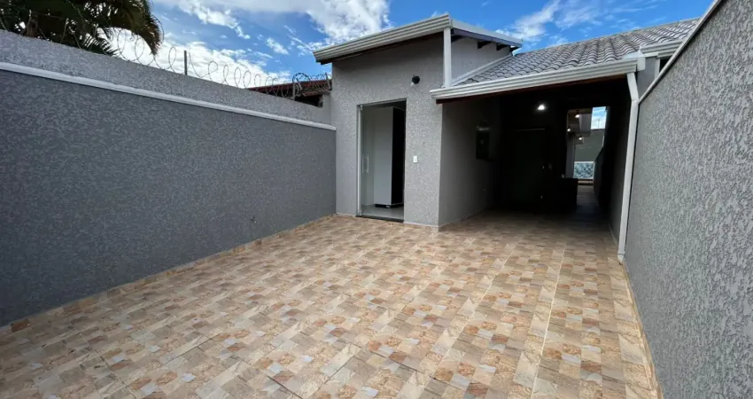 Casa na praia com 2 quartos, piscina e churrasqueira em peruíbe - r$ 430.000,00.