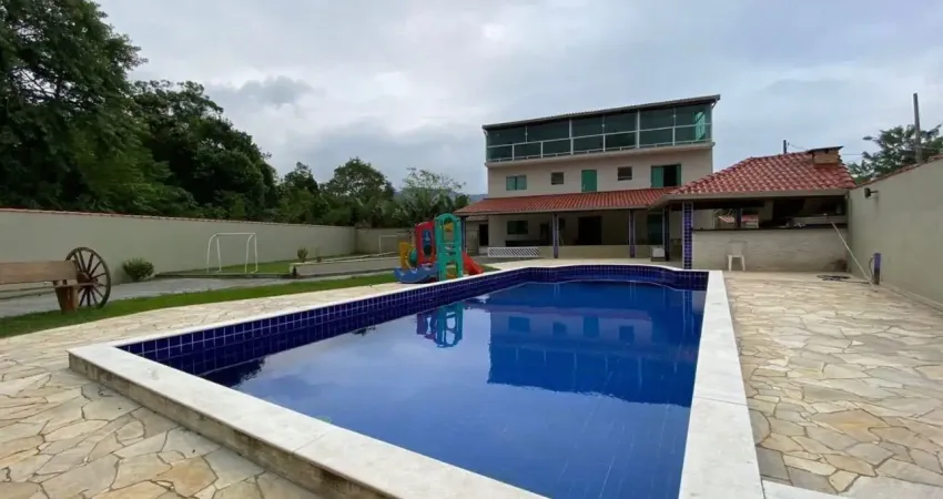Casa com 3 quartos, piscina, área gourmet e lago em peruíbe - r$ 650.000,00.