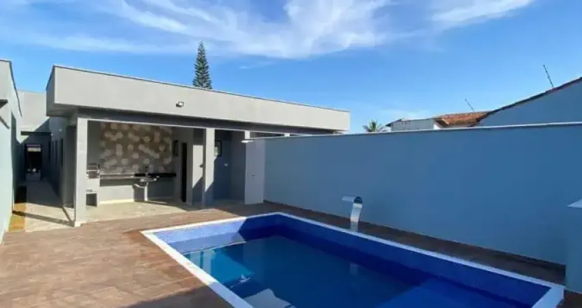 Casa na praia com piscina e 3 quartos em itanhaém - r$ 549.000,00.