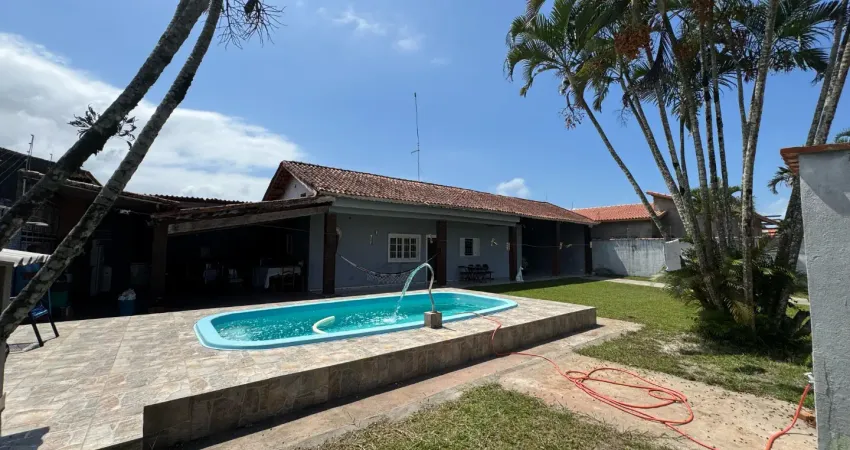 Casa na praia com 3 quartos, piscina e área gourmet em itanhaém.
