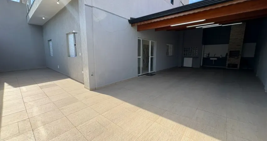 Casa com 2 quartos, área gourmet e espaço para piscina em peruíbe.