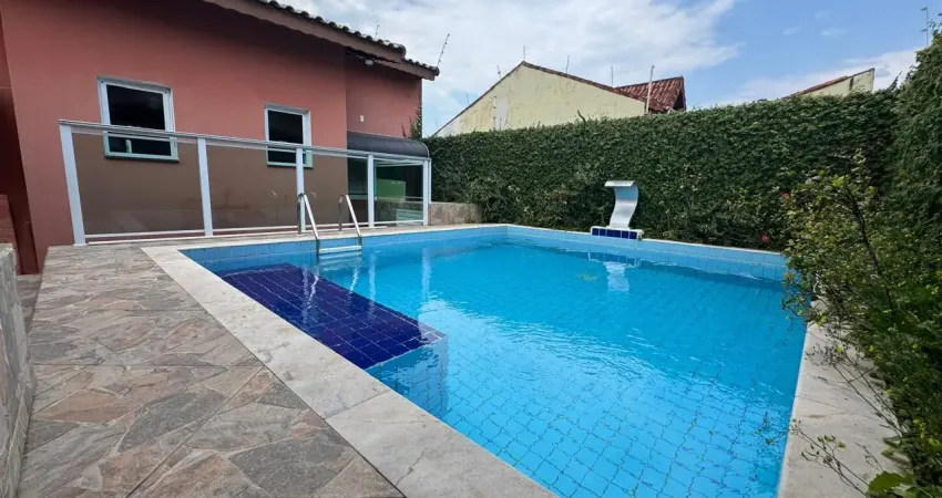 Casa na praia com piscina e 3 quartos em peruíbe - r$ 550.000,00.