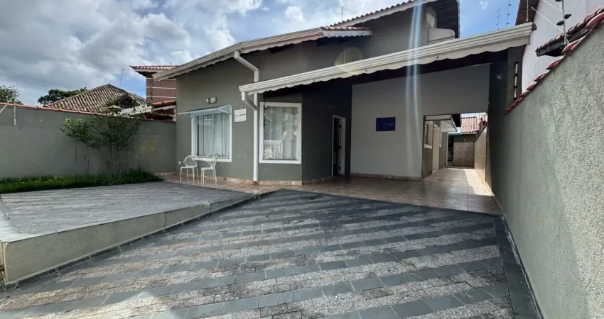 Casa à 150m do mar com 4 quartos, piscina e área gourmet em peruíbe.