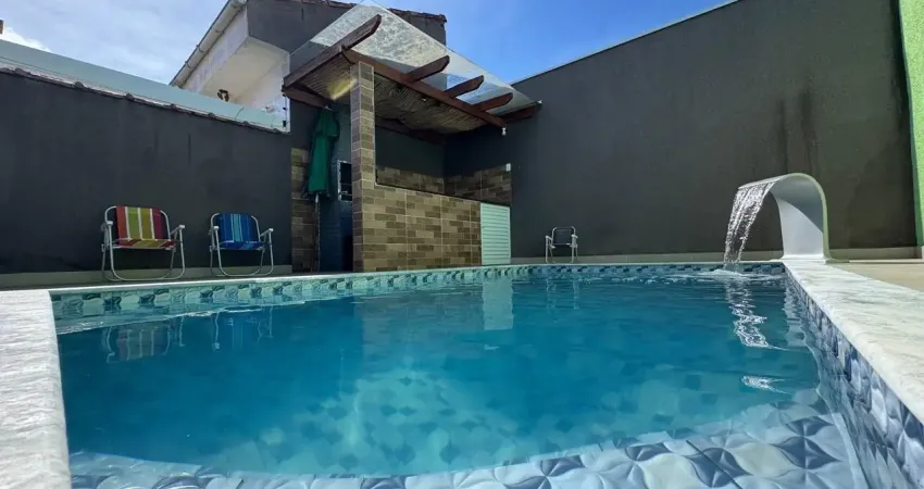 Casa na praia com piscina, 2 quartos e área gourmet em peruíbe.