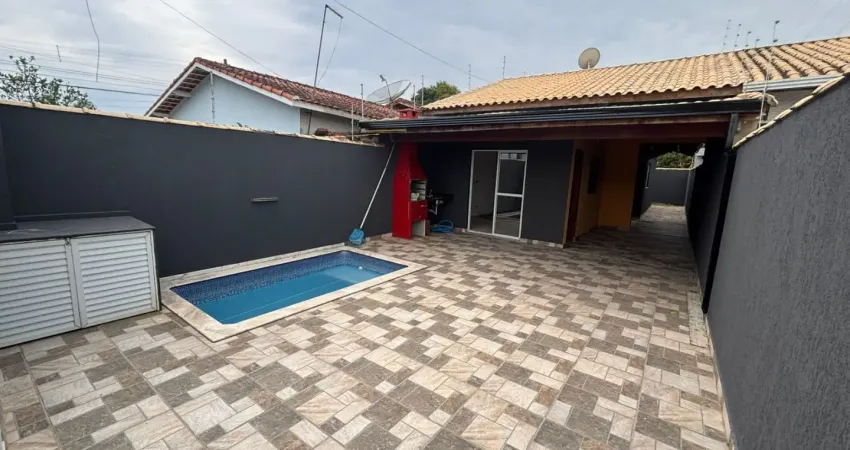 Casa com piscina, 2 quartos e churrasqueira em peruíbe - r$ 320.000,00.