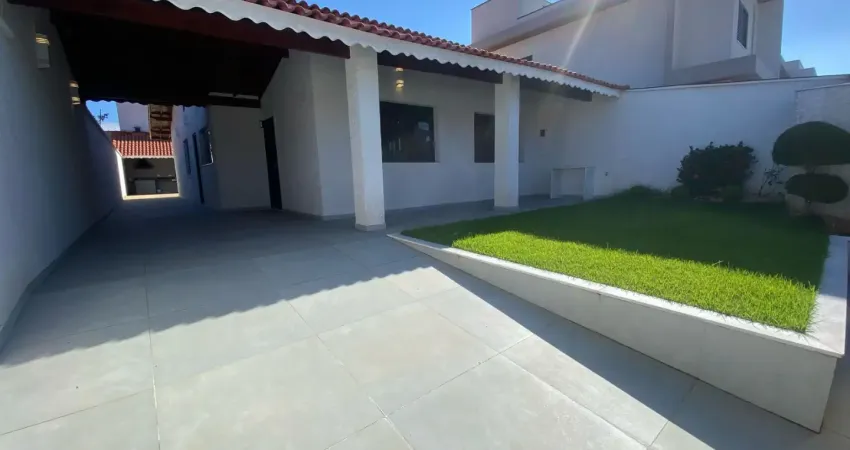 Casa com piscina, 3 quartos e área gourmet em peruíbe - r$ 850.000,00.