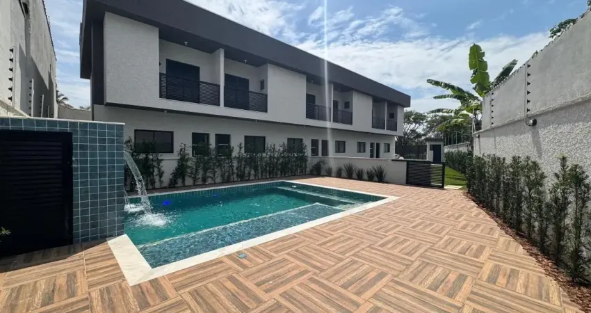 Casa em condomínio com piscina, 2 quartos e área gourmet em itanhaém.
