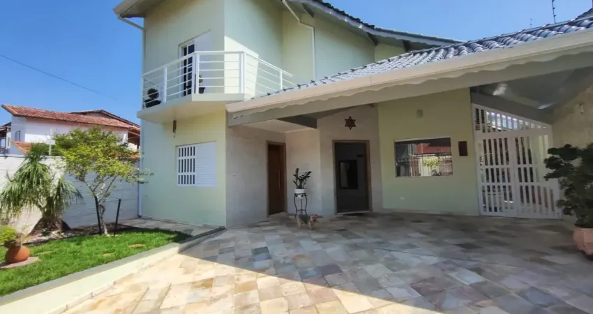 Casa na praia com 3 quartos, área gourmet e espaço para piscina em peruíbe.