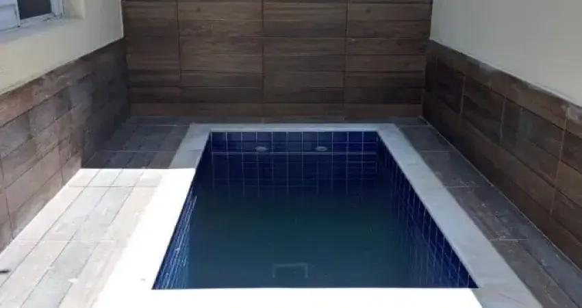 Casa em condomínio com 2 quartos, piscina e área gourmet em itanhaém.
