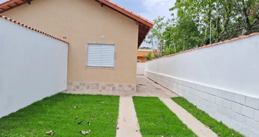 Casa com 2 quartos, churrasqueira e espaço para piscina em itanhaém.