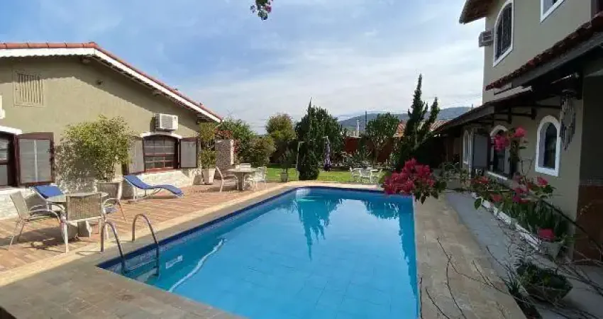 Casa com 5 quartos, piscina e área gourmet com churrasqueira em itanhaém.