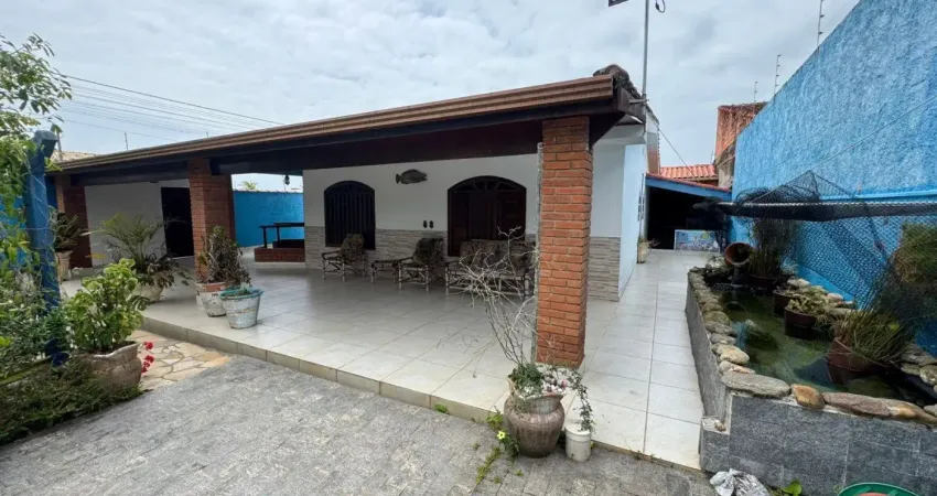 Casa na praia com 2 quartos, jardim e área gourmet em itanhaém.