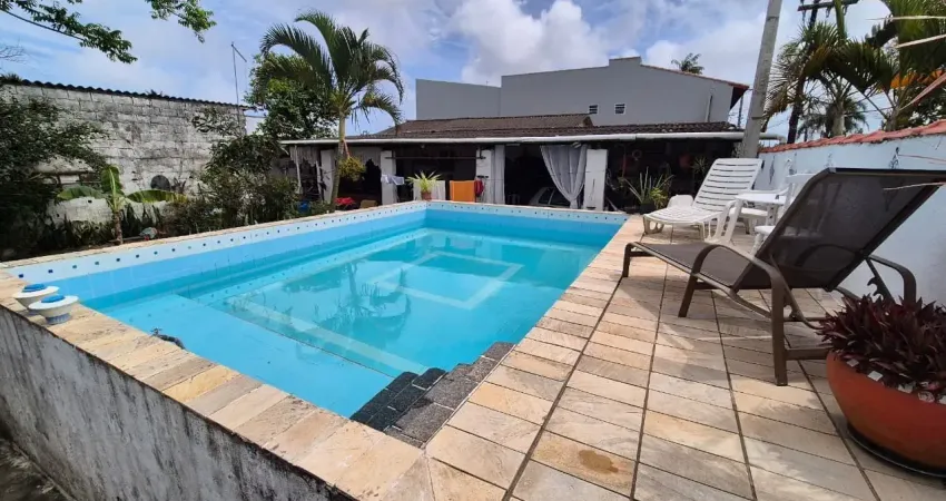 Casa com piscina e área gourmet com churrasqueira em itanhaém.