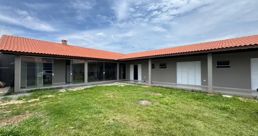 Casa à 100m do mar com 3 quartos, área gourmet e espaço para piscina em itanhaém.