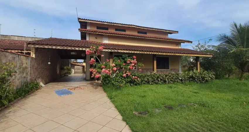 Casa à 270m do mar com 3 quartos e espaço para piscina em itanhaém.