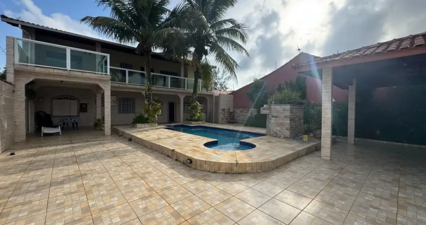 Casa com 3 quartos, piscina e área gourmet em itanhaém - r$ 720.000,00.