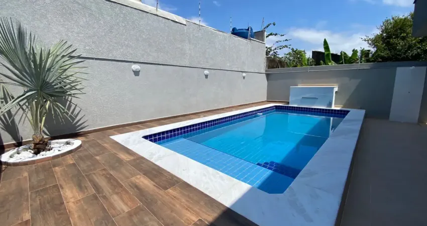 Casa à 48m do mar com 3 quartos e piscina em itanhaém - r$ 727.500,00.