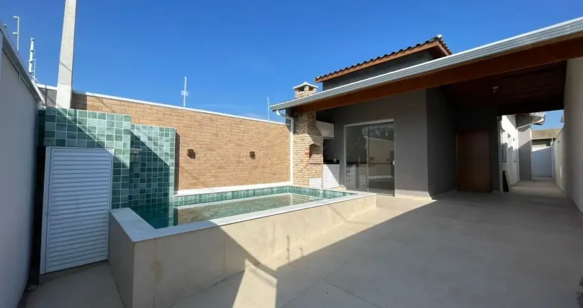 Casa na praia com piscina e 2 quartos em peruíbe - r$ 420.000,00.