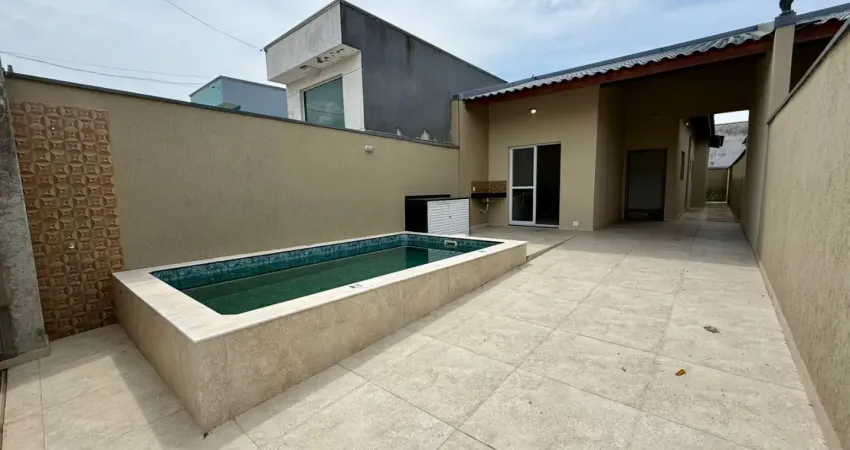 Casa na praia com piscina e 2 quartos em peruíbe - r$ 430.000,00.