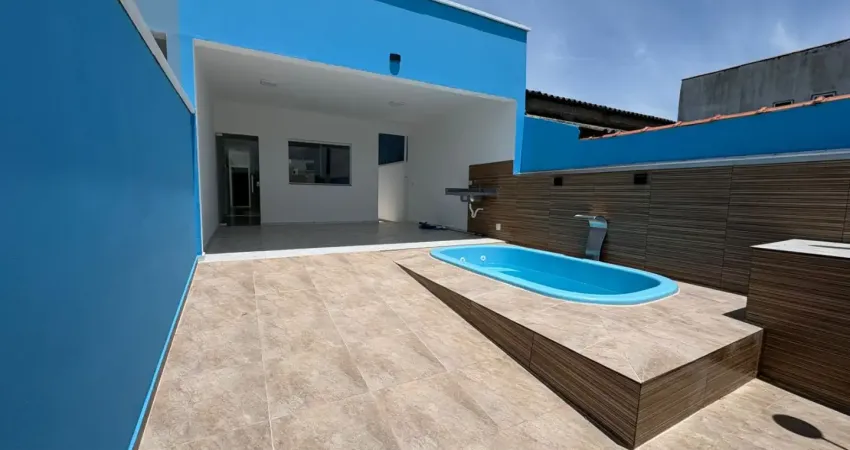 Casa na praia com 2 quartos, piscina e área gourmet em peruíbe.